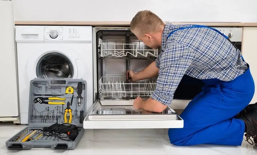 Adapazarı Vestfrost servisi teknisyen ekibi beyaz eşya tamiri yaparken